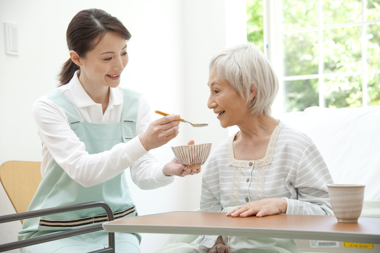 高齢者施設が備蓄すべき非常食とは？献立作りのポイントや選び方も解説